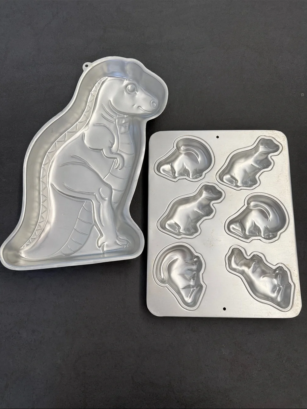 Wilton Silver Dinosaur Cake & Mini Dino Mold Set